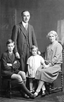 Dowding family portrait, 1927